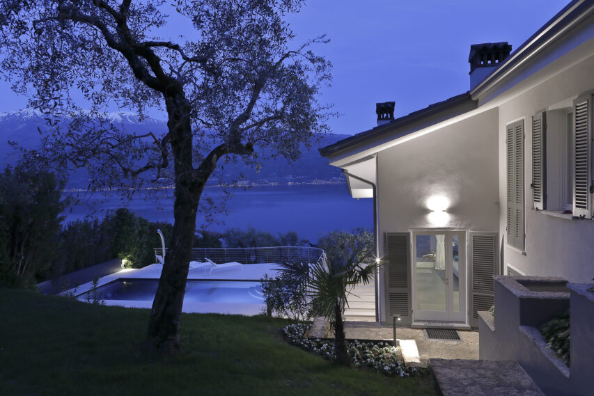 Luci suggestive per una villa privata sul lago di Garda