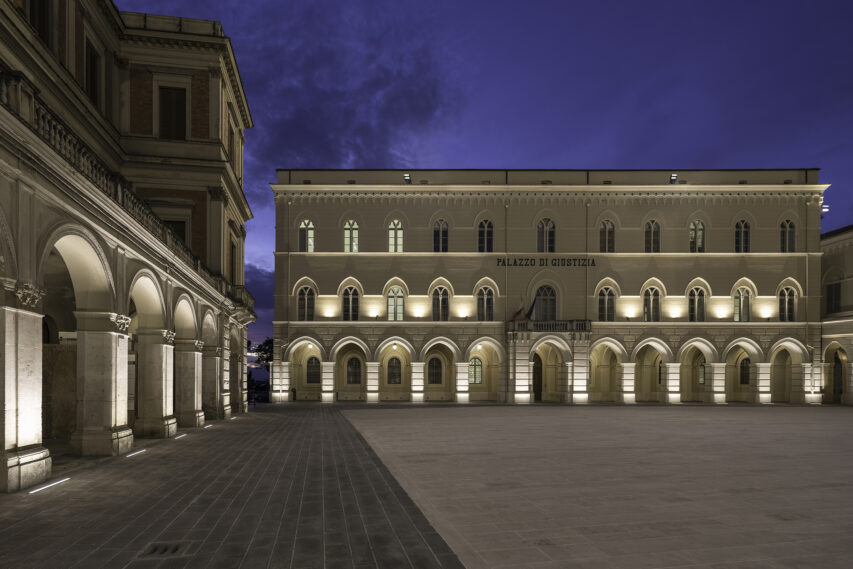 La piazza messa in luce